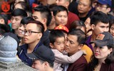 Trẻ em vạ vật theo cha mẹ đi lễ giữa biển người ở chùa Hương